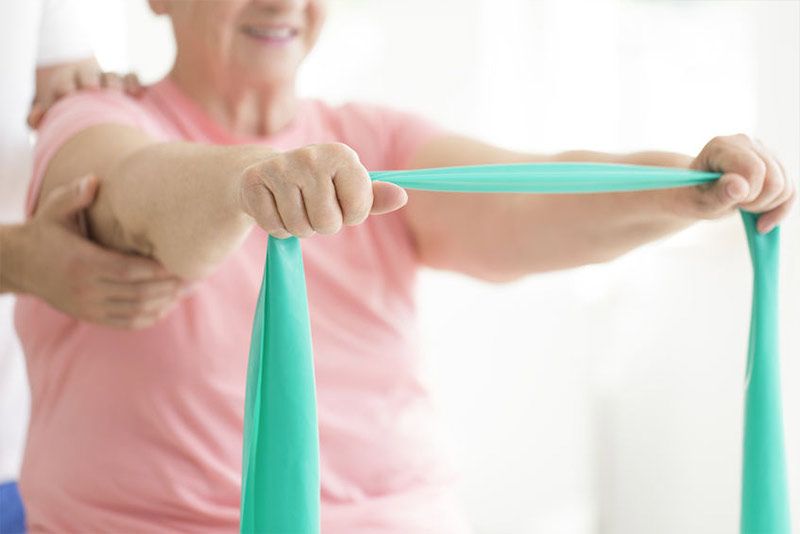 Mujer realizando ejercicio de rehabilitación